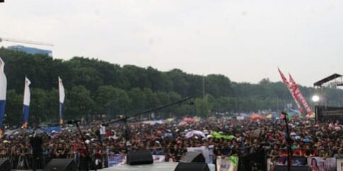 pemasangan-loudspeaker-aktif-di-konser-musik pemasangan-loudspeaker-aktif-di-konser-musik